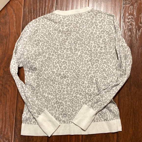 A new day grey and white sweater - Picture 3 of 4